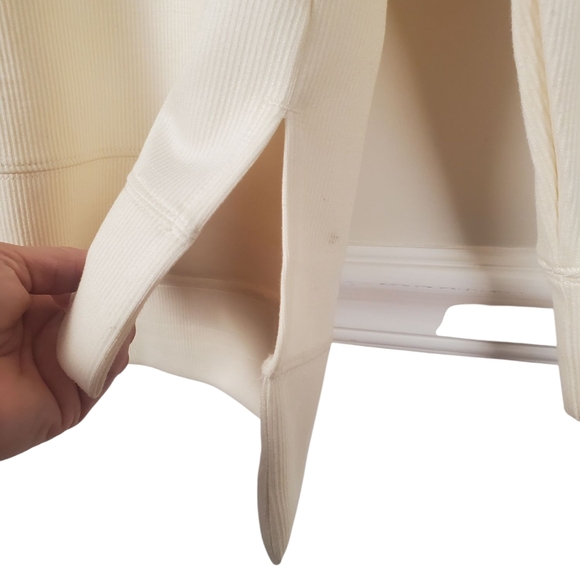 Danskin Women's Cream V-Neck Sweater. S/P - Picture 6 of 13